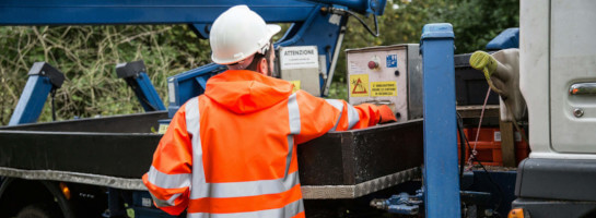 Mężczyzna w stroju roboczym uruchamiający sprzęt