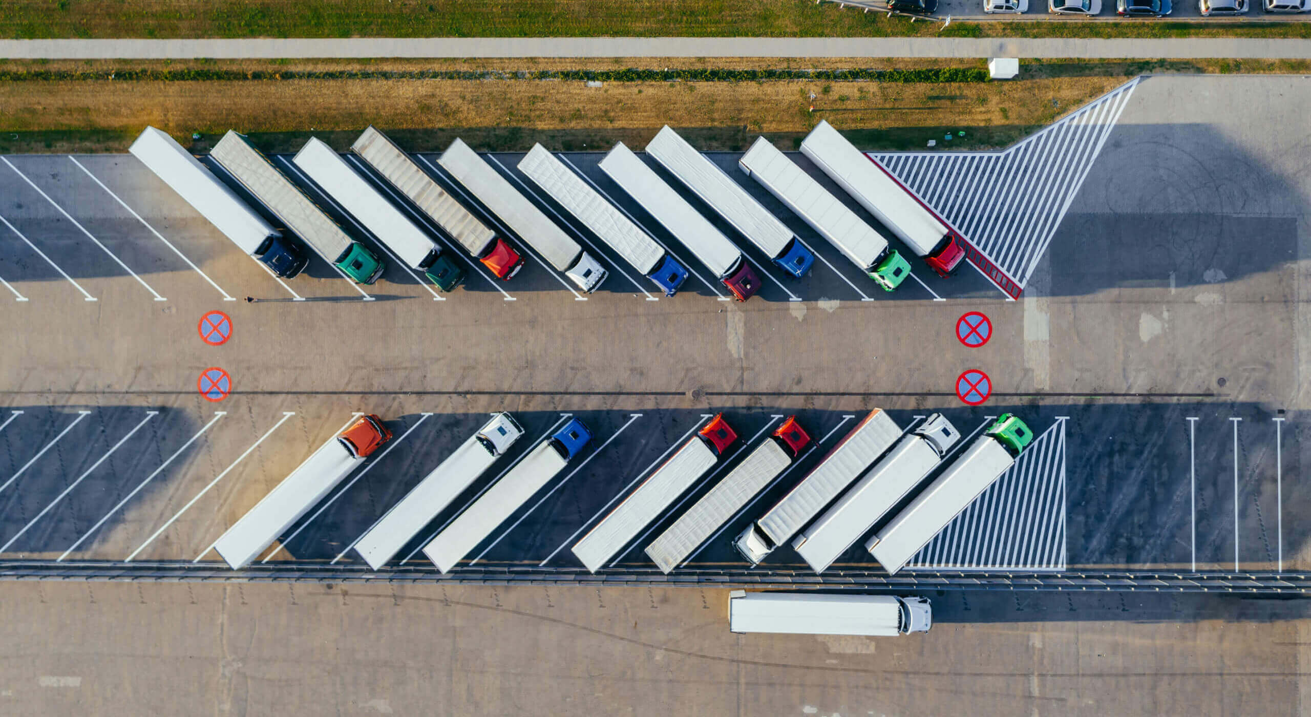 Parking przy autostradzie z samochodami ciężarowymi